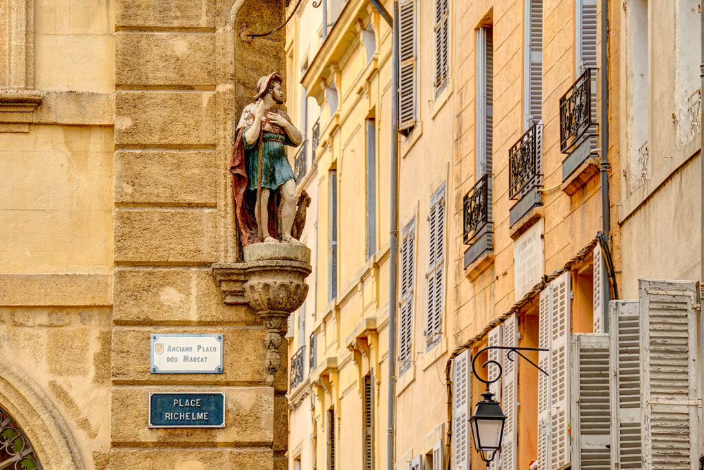 Będąc na starówce Aix-en-Provence, koniecznie odwiedź dzielnicę Mazarin