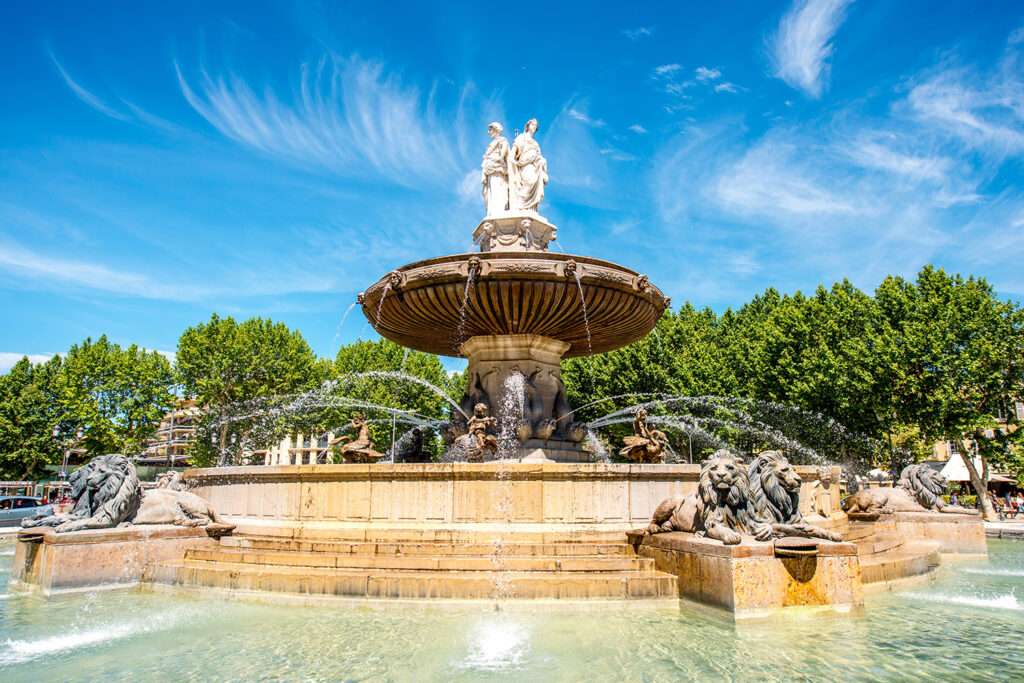 Słynna fontanna Fontaine de la Rotonde przy Cours Mirabeau, Aix-en-Provence