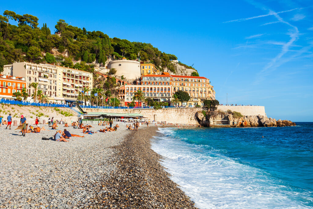 Nicea posiada długą, kamienistą plażę