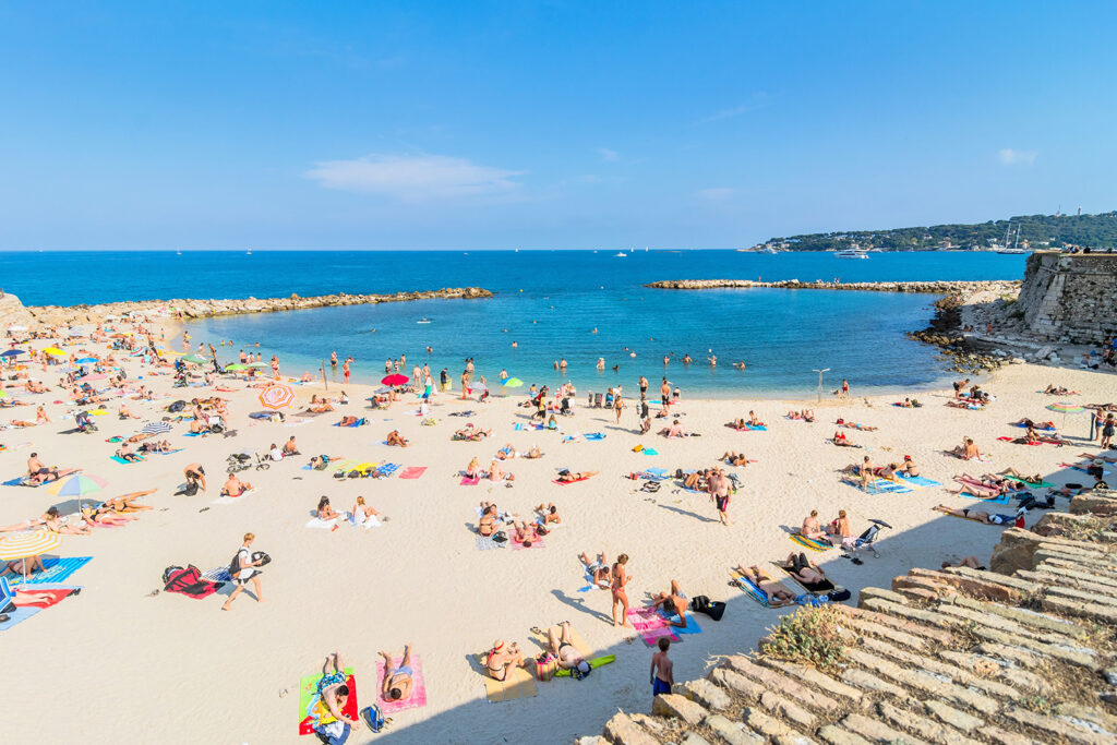 W Antibes, niedaleko Nicei, znajduje się szeroka, piaszczysta plaża
