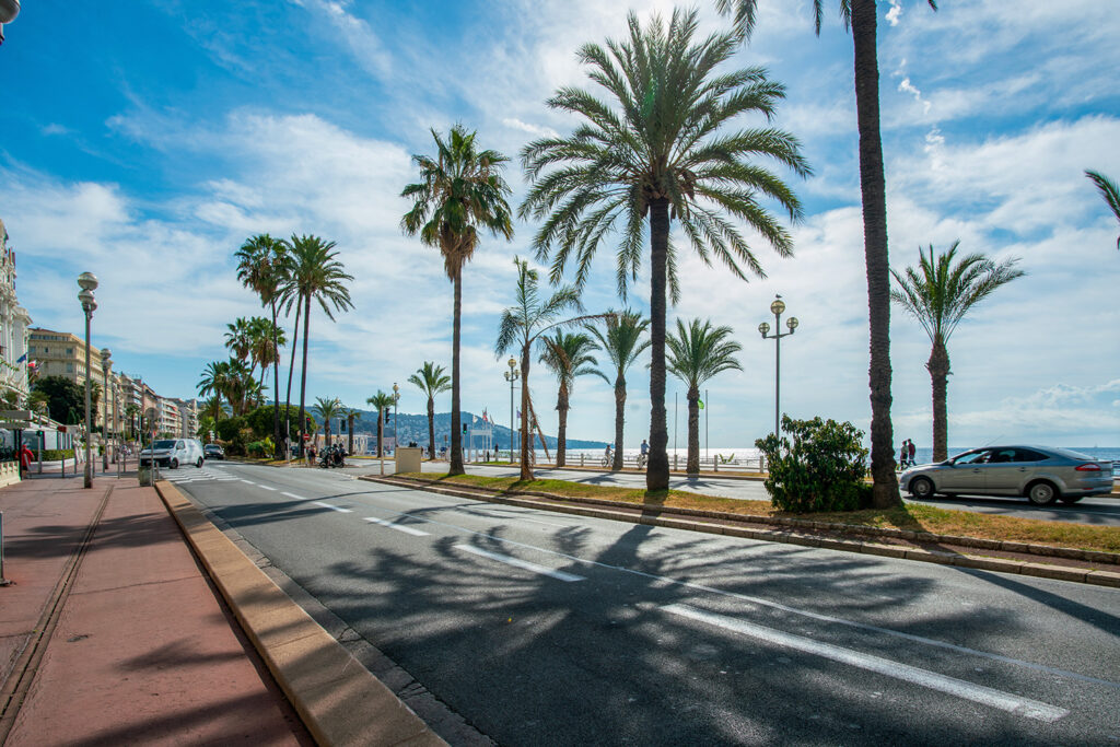 Promenada Anglików w Nicei to jeden z najbardziej rozpoznawalnych nadmorskich deptaków na świecie