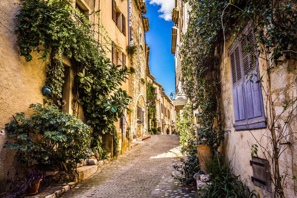 Rue Grande to główna ulica przecinająca Saint-Paul-de-Vence.