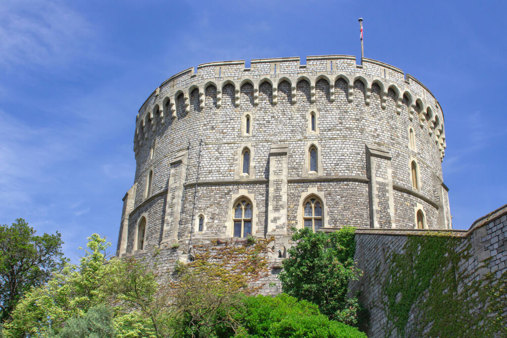 Ta wieża jest jednym z najbardziej charakterystycznych elementów konstrukcji Zamku Windsor