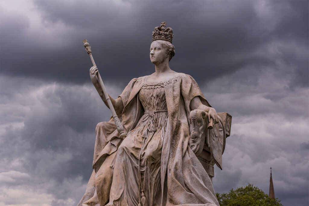 Pomnik królowej Wiktorii stojący przed Pałacem Kensington