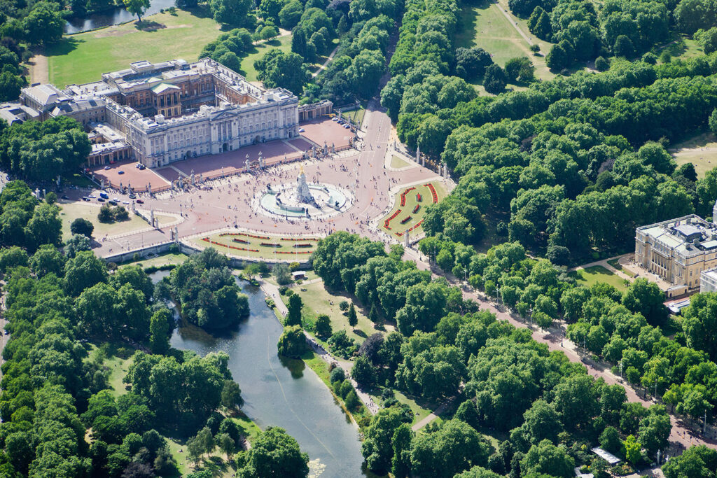 Pałac Buckingham to nie tylko wspaniały budynek, ale i ogromne, przylegające do niego ogrody i połacie zieleni