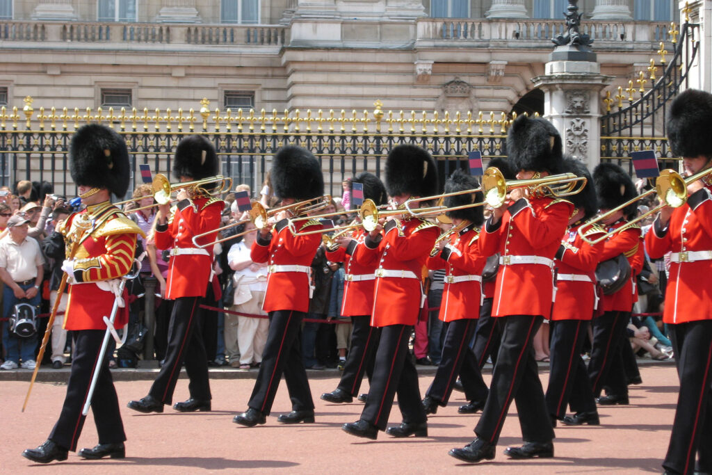 Uroczysta zmiana warty pod Buckingham Palace to dla wszystkich zwiedzających wielka atrakcja i wydarzenie, które zdecydowanie warto zobaczyć