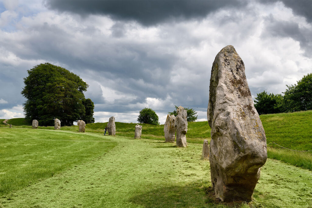 W pobliskim Avebury można zobaczyć kolejną piękną pozostałość po prehistorii