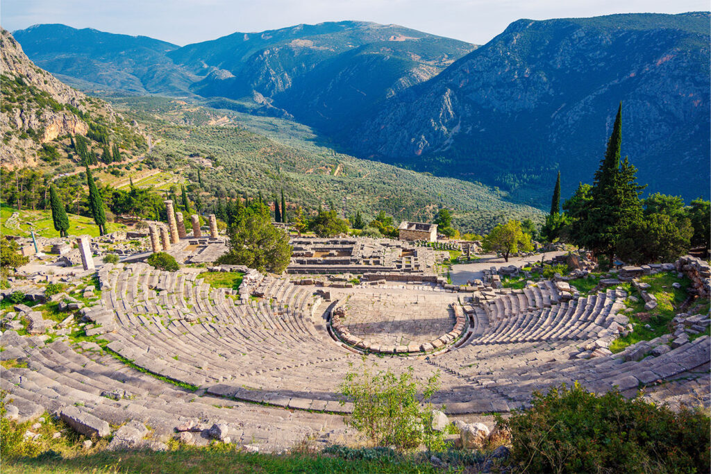 Stanowisko archeologiczne w Delfach jest jednym z najczęściej odwiedzanych miejsc w Grecji