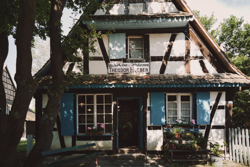 Tradycyjna alzacka architektura w Écomusée d'Alsace