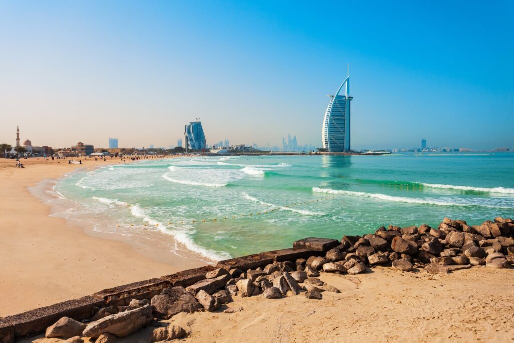 Hotel Burj Al Arab w kształcie żagla najlepiej sfotografujesz z publicznej plaży Jumeirah.