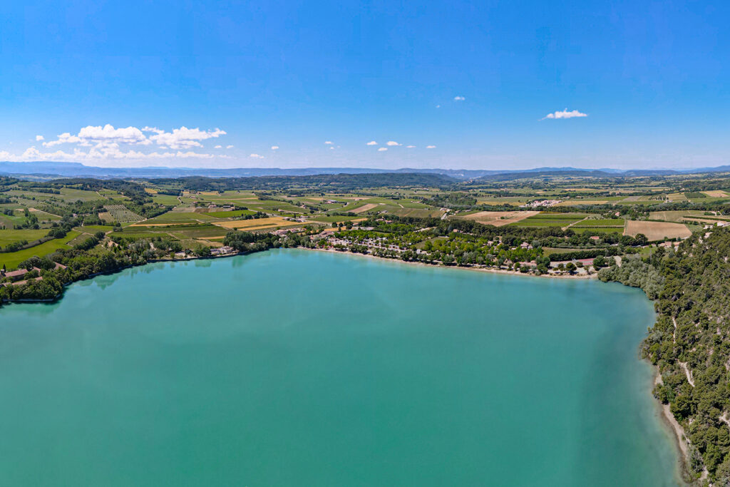 Lazurowe jezioro Étang de la Bonde w regionei Luberon