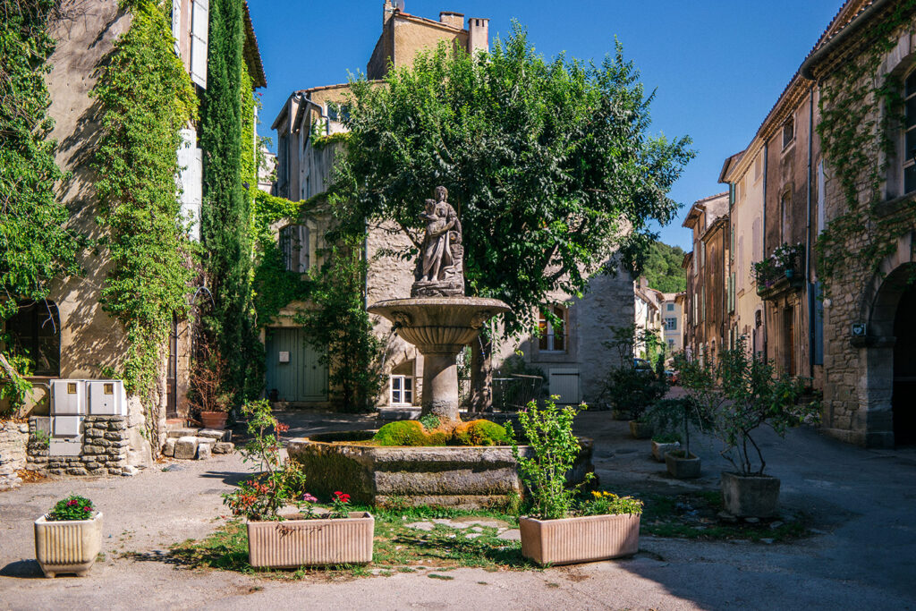 Urocze miasteczko Saignon w masywie Luberon