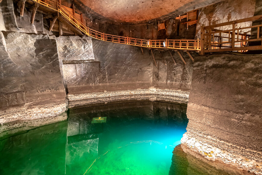 Solne komory i podziemne jezioro w kopalni soli Wieliczka