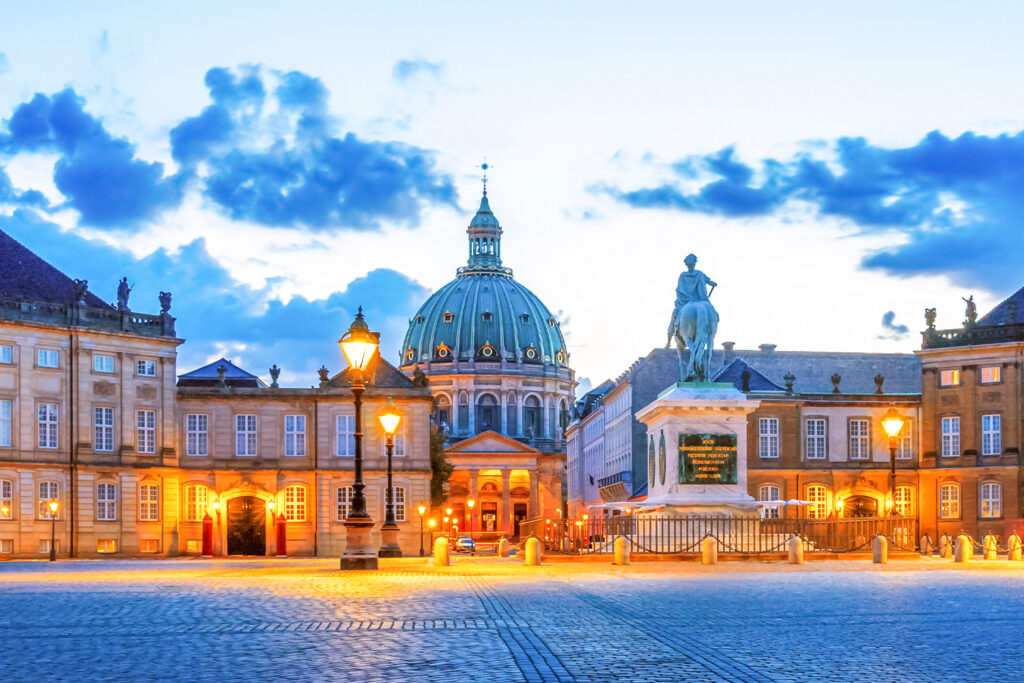 By lepiej zrozumieć królewskie życie warto wybrać się na wycieczkę po Muzeum Pałacu Amalienborg