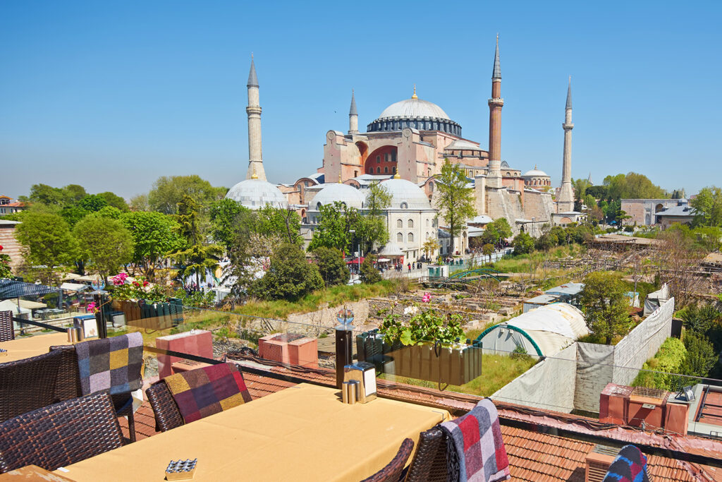 Budynek Hagii Sophii otaczają cztery minarety wybudowane w czasach osmańskich.