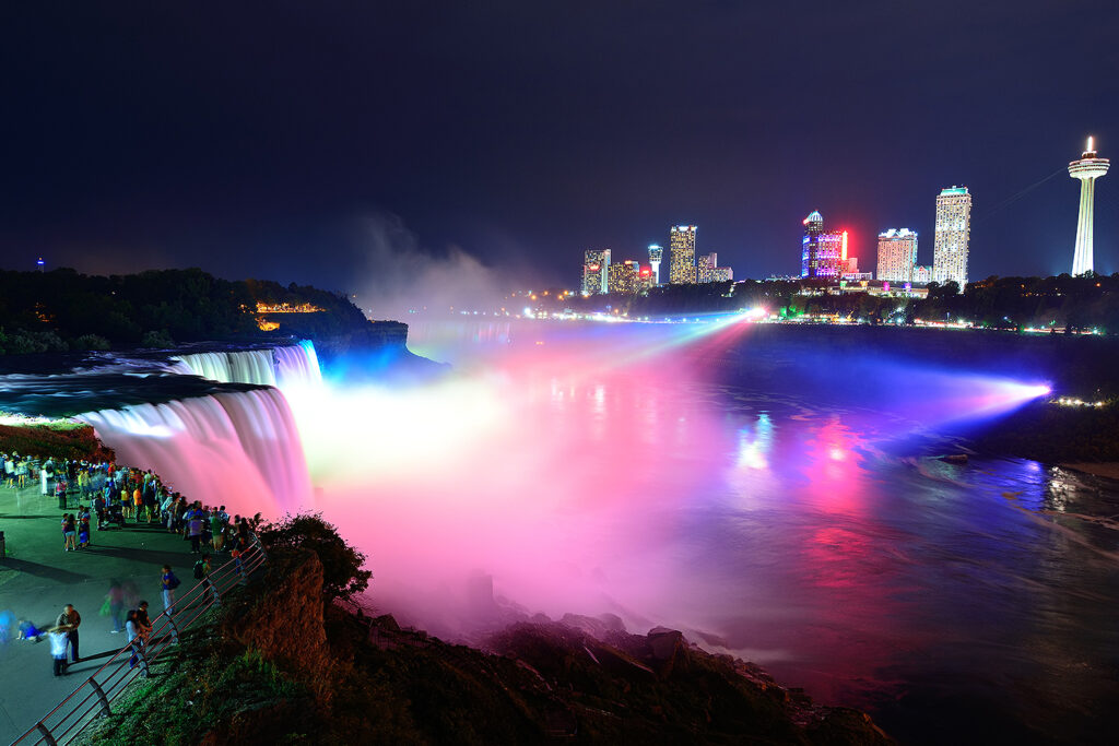 Niagara Falls jest dziś jedną z najczęściej odwiedzanych przez turystów, naturalnych atrakcji Stanów Zjednoczonych.