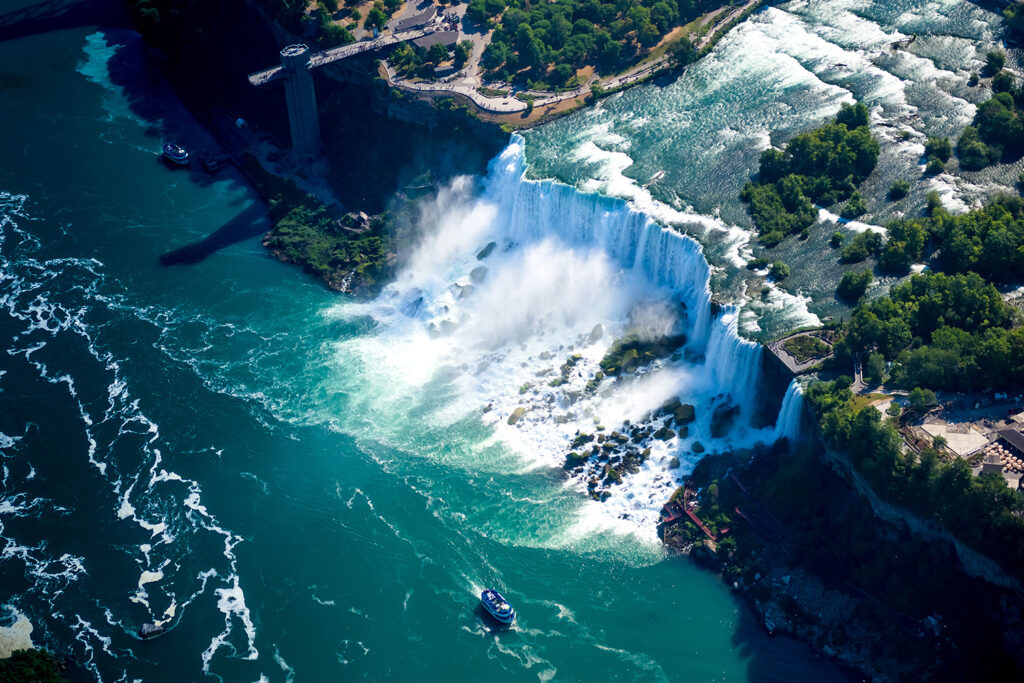 Maid of the Mist to statek, który zabiera turystów w rejs pod samą podstawę wodospadu.