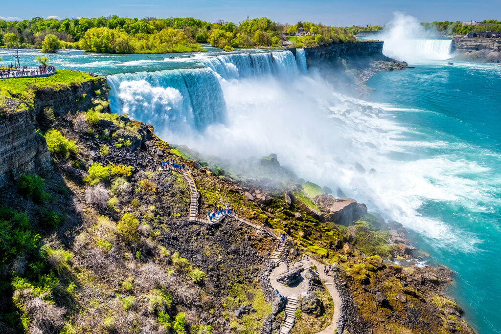 Rzeka Niagara łączy jeziora Ontario i Erie tworząc po drodze trzy zjawiskowe wodospady, znane jako Niagara Falls.