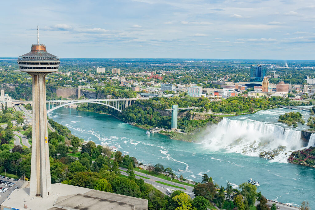 Jeśli chcecie zobaczyć wszystkie trzy wodospady na raz skorzystajcie z wizyty na wieży obserwacyjnej. Na zdjęciu po lewej Skylon Tower.