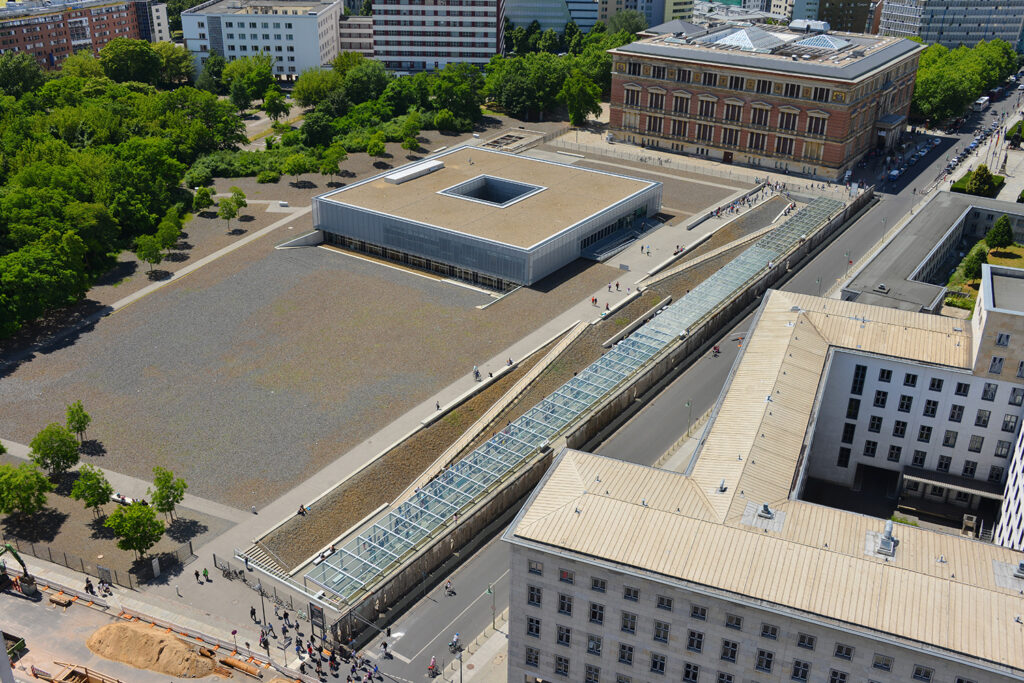 Muzeum Topografia Terroru przypomina dziś o zbrodniach popełnionych przez nazistowską, tajną policję.