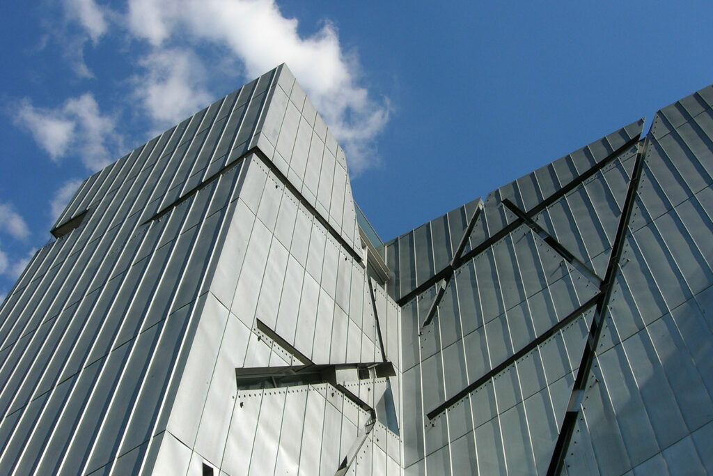 Nowoczesny budynek Muzeum Żydowskiego w Berlinie.