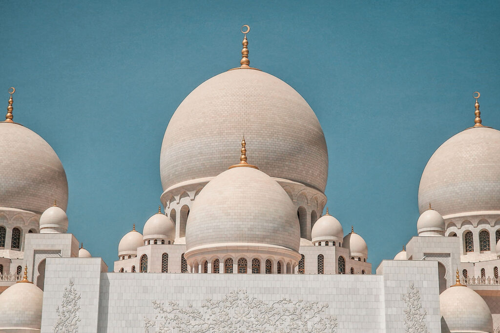 Białej sylwetki meczetu na horyzoncie Abu Dhabi nie sposób przeoczyć.