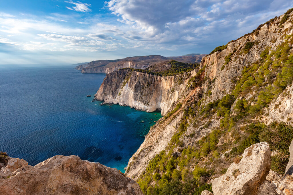 Klifowe wybrzeże jest jednym z najczęściej fotografowanych elementów pejzażu Zakynthos.