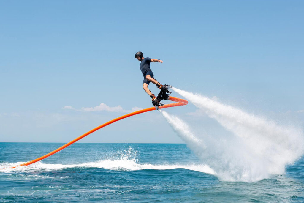 Jeśli lubicie wrażenie unoszenia się w powietrzu, flyboarding będzie dla Was strzałem w dziesiątkę.