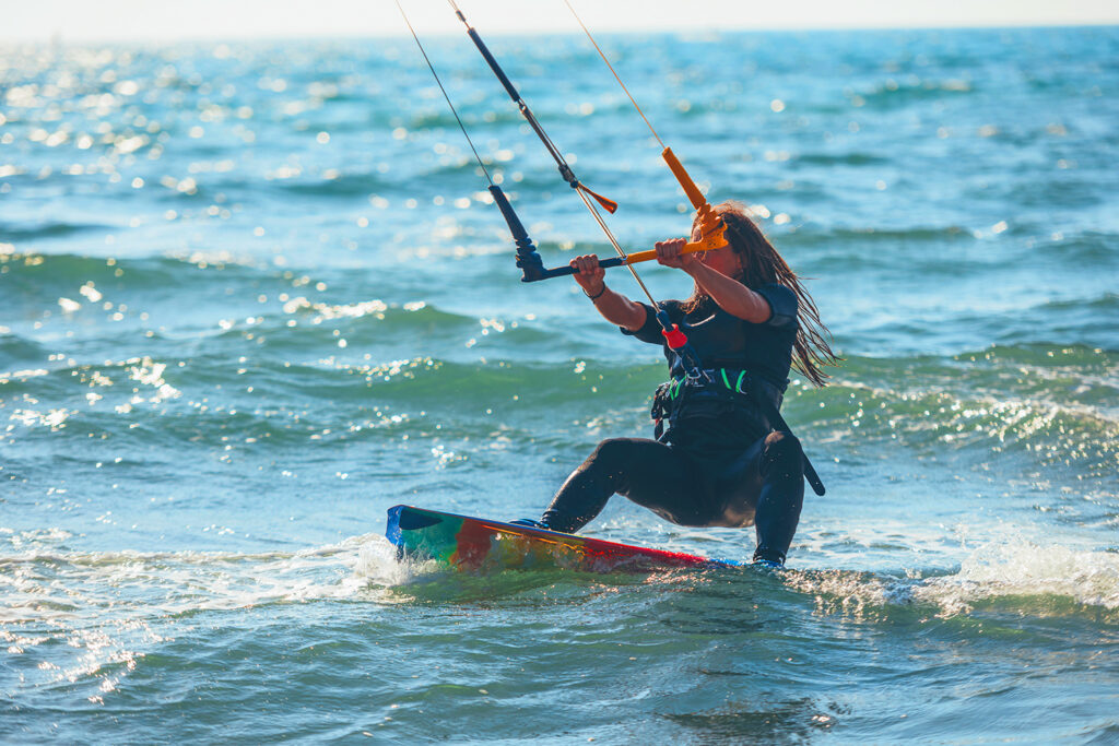 Kitesurfing to jeden z najbardziej ekscytujących, ale też bardzo wymagających sportów wodnych.