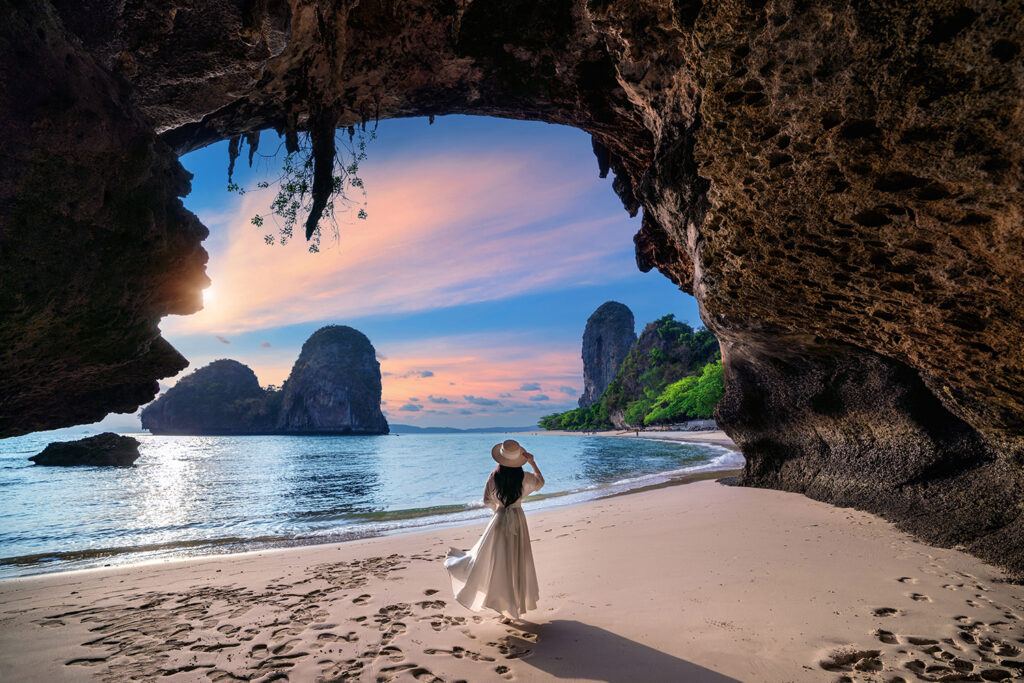 Railay Beach - To właśnie dla tak pięknych plaż do Krabi przyjeżdża najwięcej turystów.