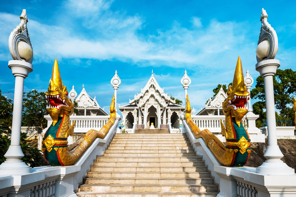 Świątynia Wat Kaew Korawaram w Krabi, Tajlandia.