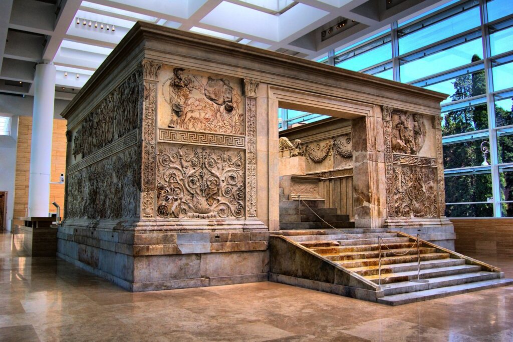 Tuż obok mauzoleum stoi pawilon z Ołtarzem Pokoju Augusta (Ara Pacis)