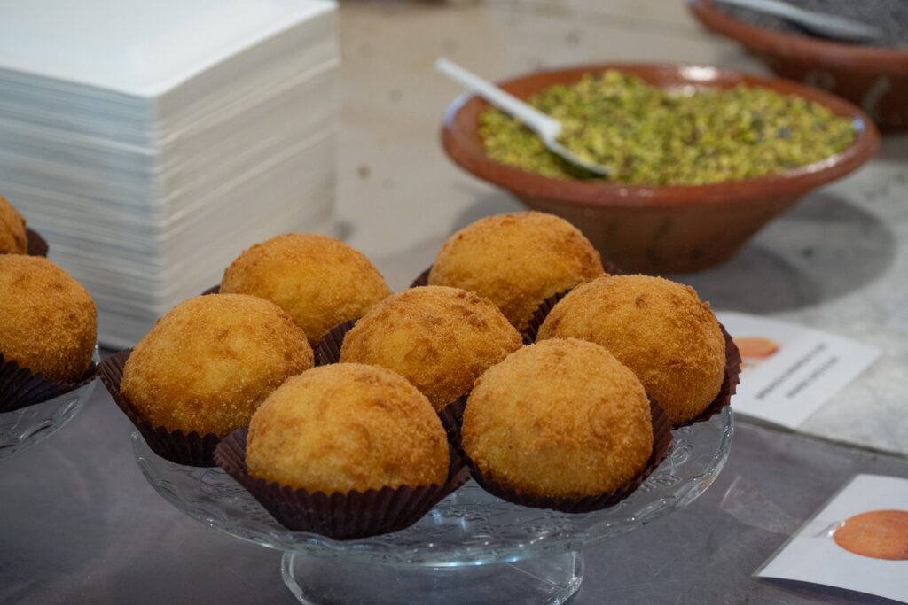 Arancine, czyli smażone kulki ryżowe, to symbol sycylijskiego street foodu.