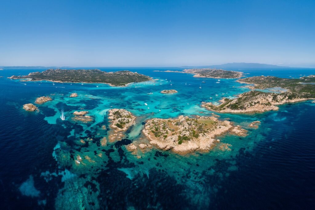 Archipelag La Maddalena z wyspami Budelli, Razzoli i Santa Maria najlepiej zobaczysz z pokładu łodzi