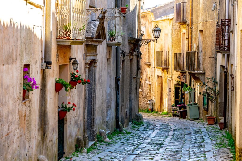 Średniowieczne zaułki Erice na wzgórzu nad Trapani
