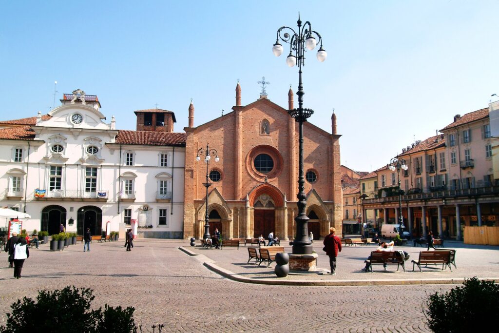 Piazza San Secondo w Asti to serce starego miasta i ulubione miejsce spotkań mieszkańców.