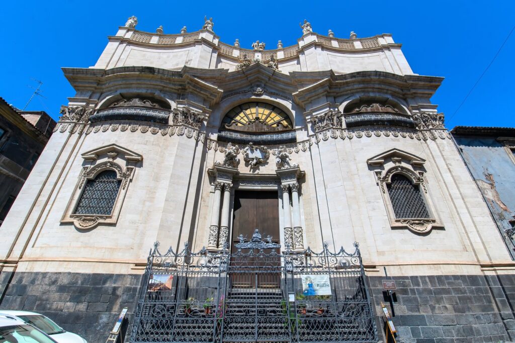 Ozdobna barokowa fasada kościoła Badia di Sant'Agata