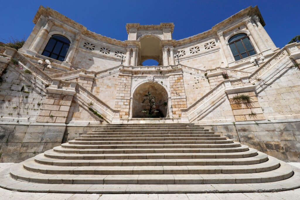 Schody Bastionu św. Remigiusza prowadzą na taras widokowy w historycznej dzielnicy Castello w Cagliari