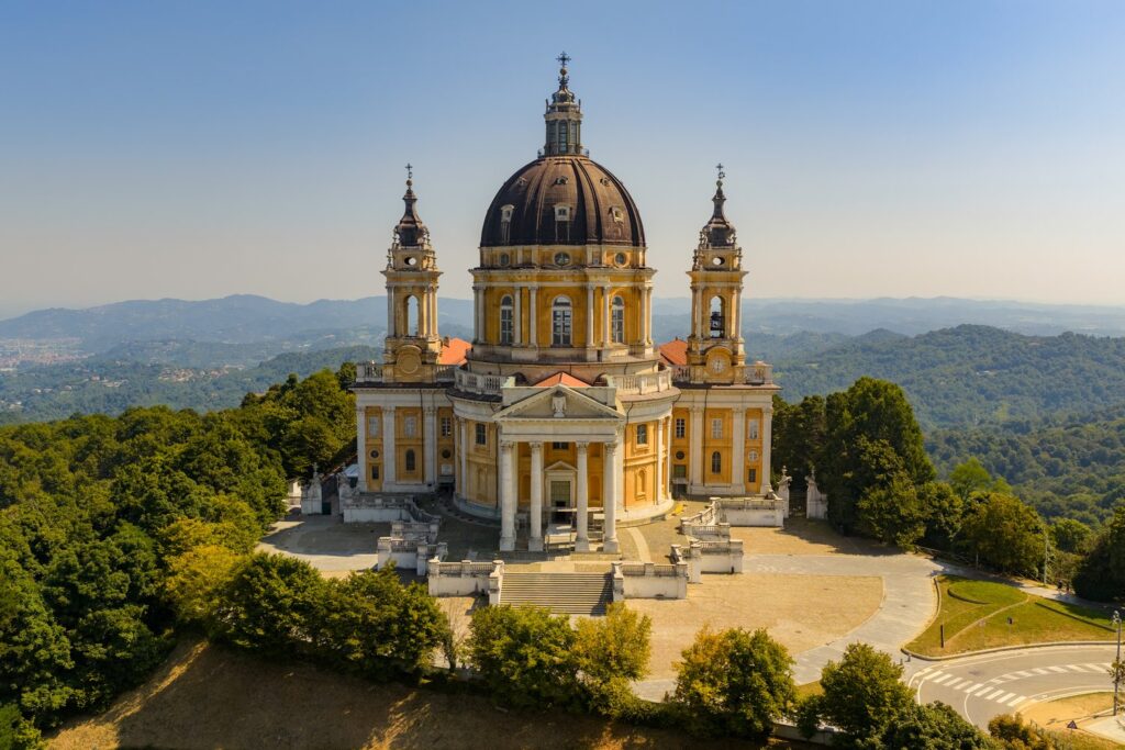 Bazylika Superga wznosi się na wzgórzu nad Turynem i oferuje piękną panoramę.