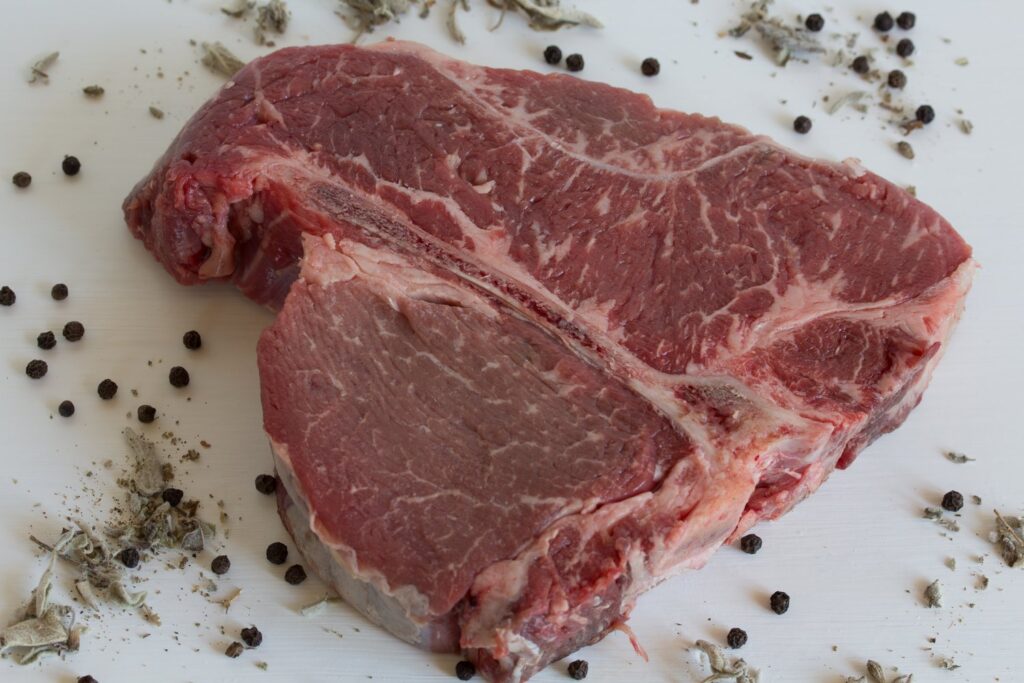 Bistecca alla fiorentina to gruby stek z kością, który jest symbolem kuchni toskańskiej.