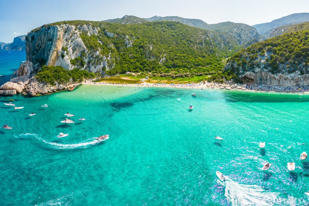 Cala Luna w Zatoce Orosei to plaża otoczona wapiennymi klifami, do której najłatwiej dopłynąć łodzią