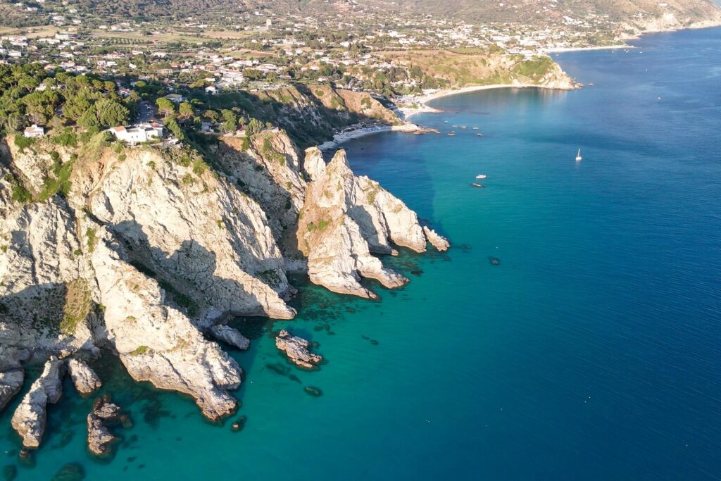 Wybrzeże Capo Vaticano w pobliżu Tropei