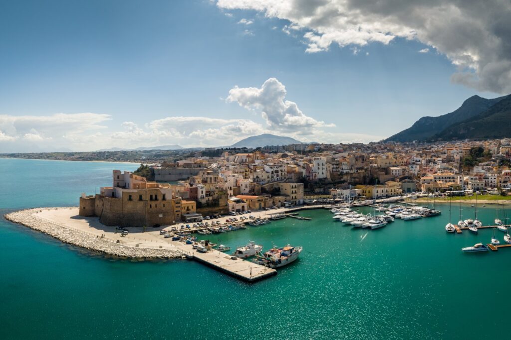 Port i zamek w Castellammare del Golfo z lotu ptaka