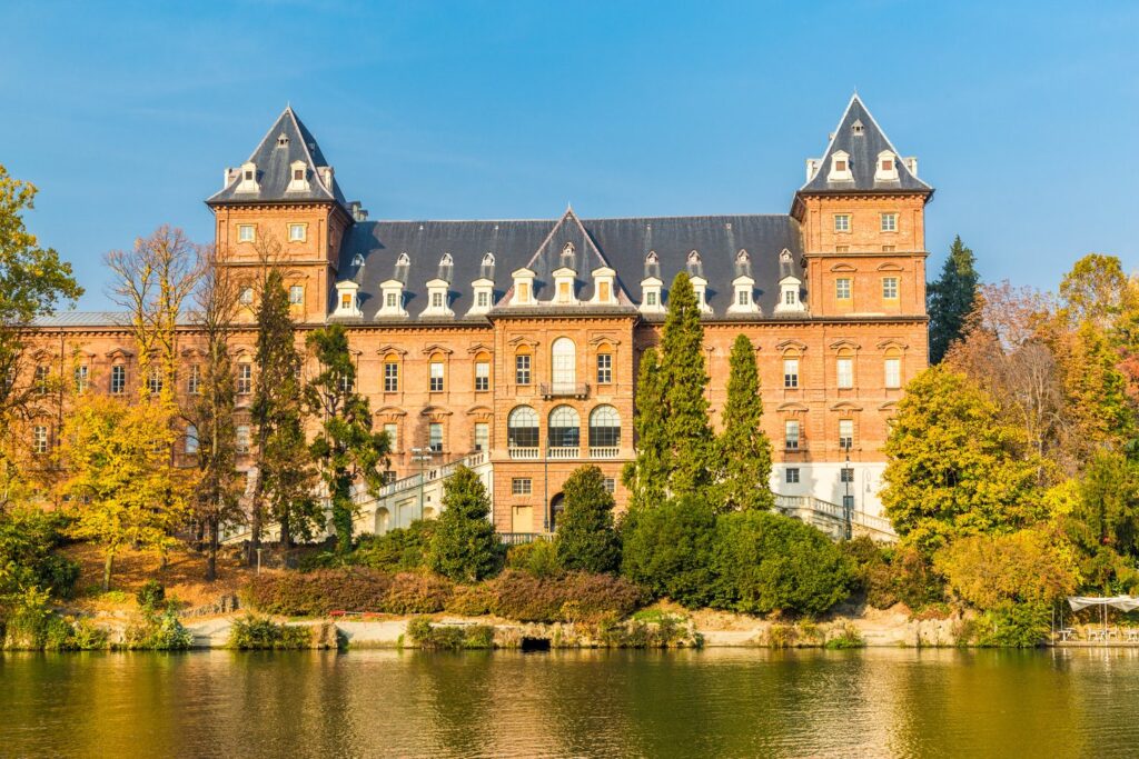 Castello del Valentino stoi nad brzegiem Padu w najpopularniejszym parku Turynu.