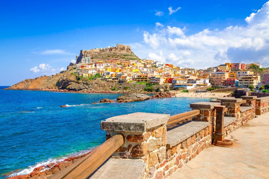Średniowieczne Castelsardo wspina się po skale nad morzem aż do zamku rodu Doria