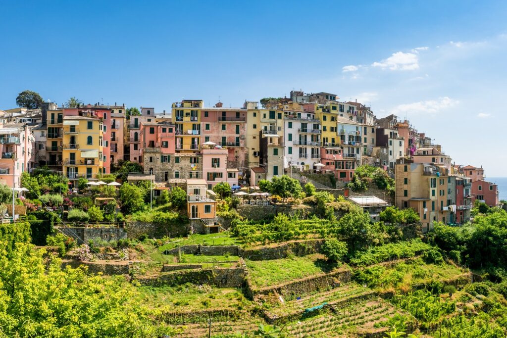 Malownicze miasteczko Corniglia na klifie w Cinque Terre.
