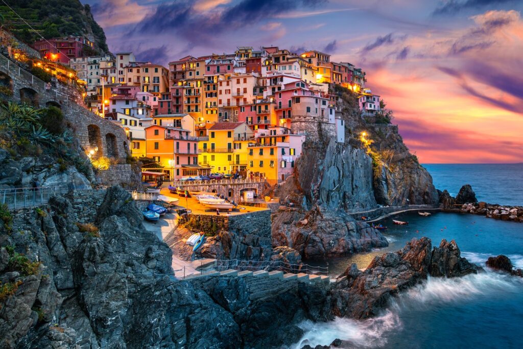 Kolorowe domy Manaroli nad morzem w Cinque Terre.