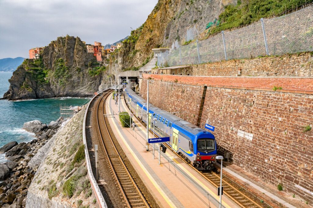 Stacja kolejowa w Manaroli w Cinque Terre.
