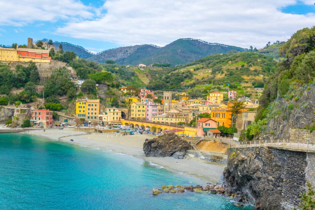 Widok z lotu ptaka na Monterosso al Mare w Cinque Terre.