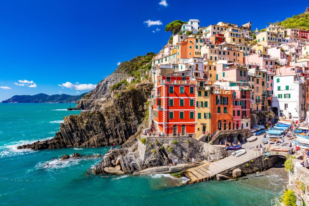 Riomaggiore z kolorowymi domami nad zatoką w Cinque Terre.